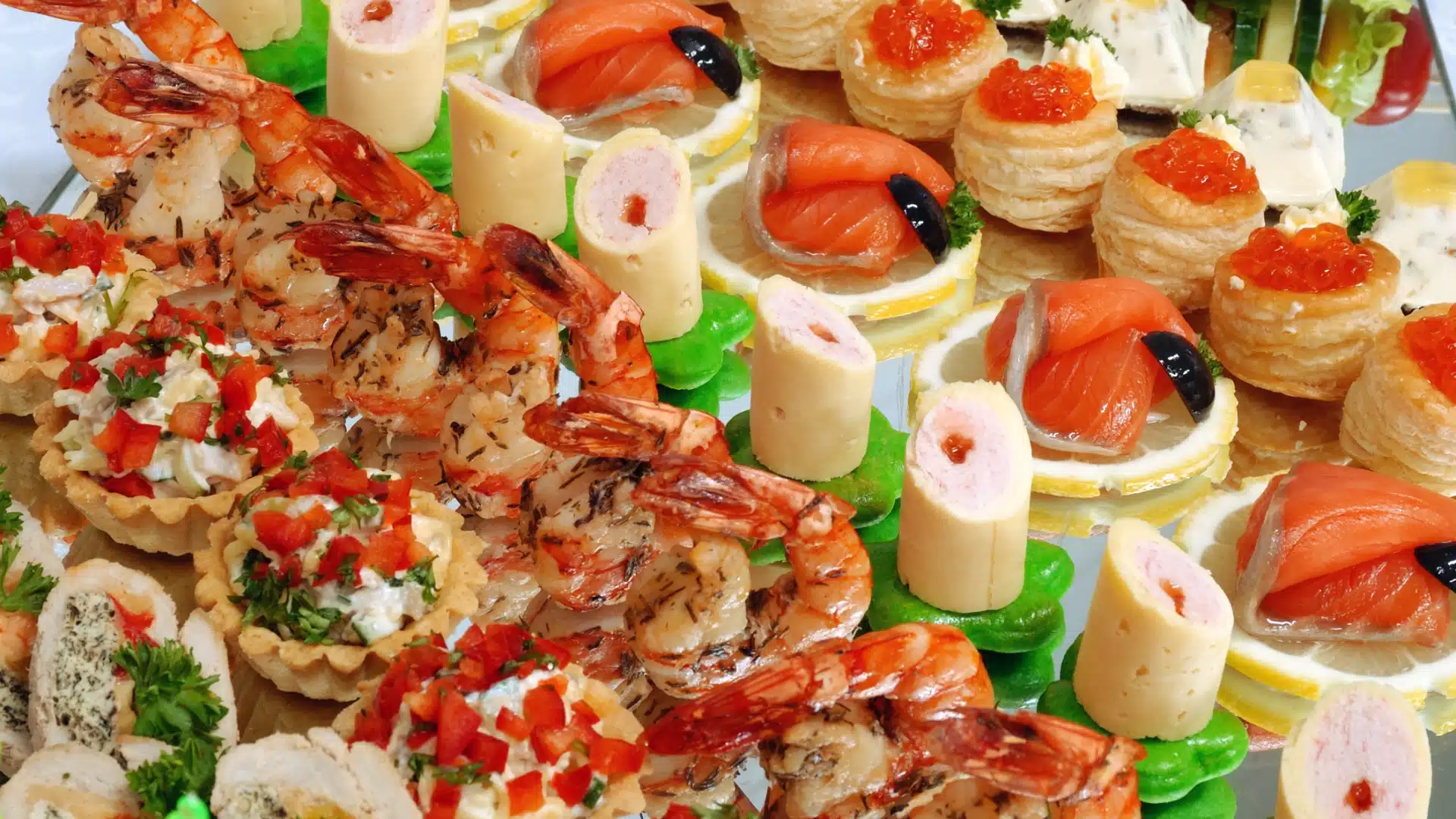 Fingerfood-Auswahl von PEC Party Event Catering: Canapés, Spieße und Blätterteiggebäck